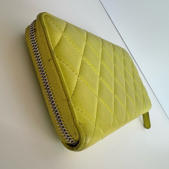 Chanel Pre-loved Diamond-Quilted Wallet in yellow lambskin leather - Picture 4 of 13